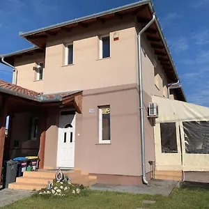 Airport Road/repter Koezeli Haz Privat Parkoloval Apartment